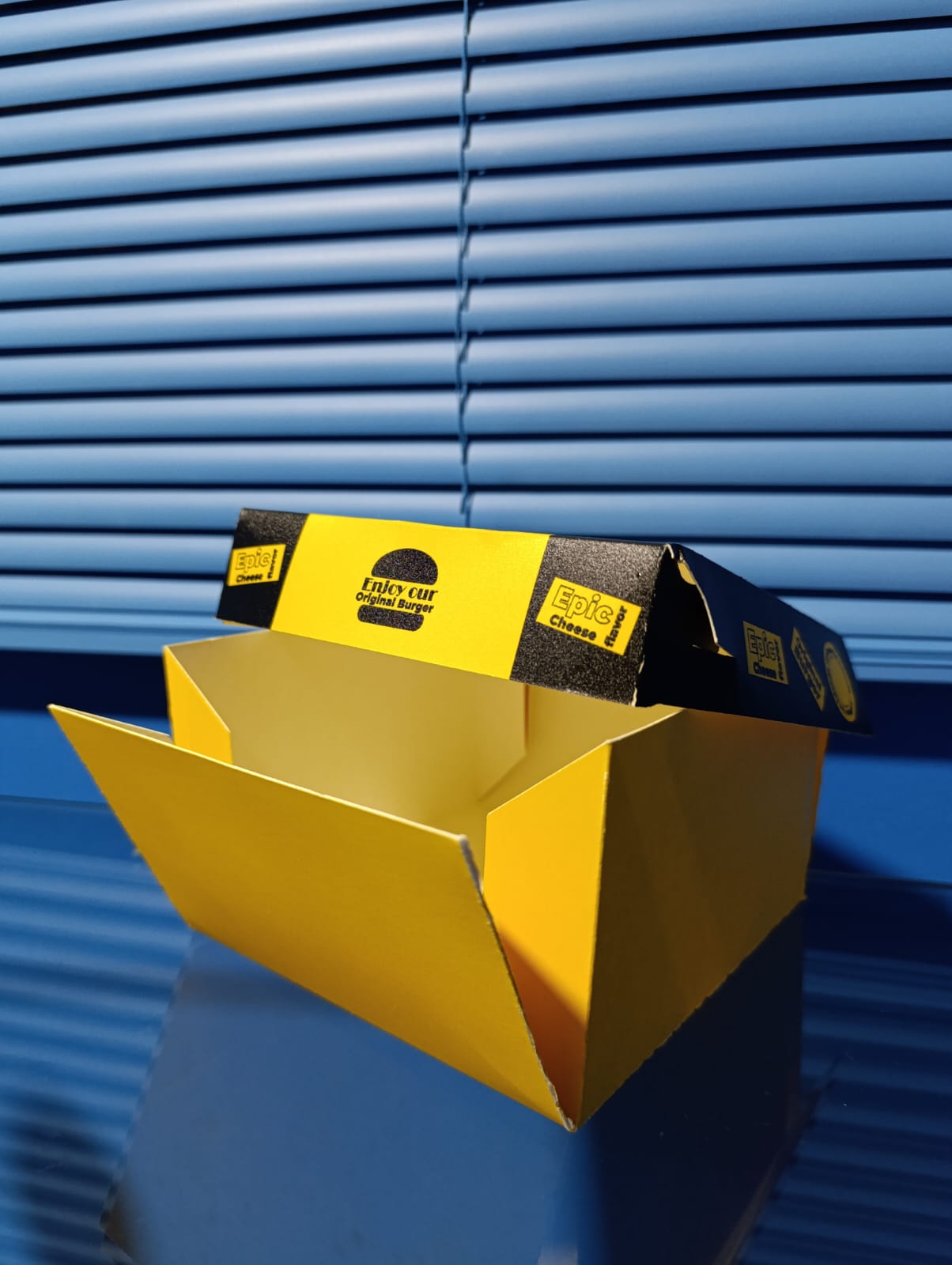 Caja-plegadiza-cuadrada-abierta-lateral